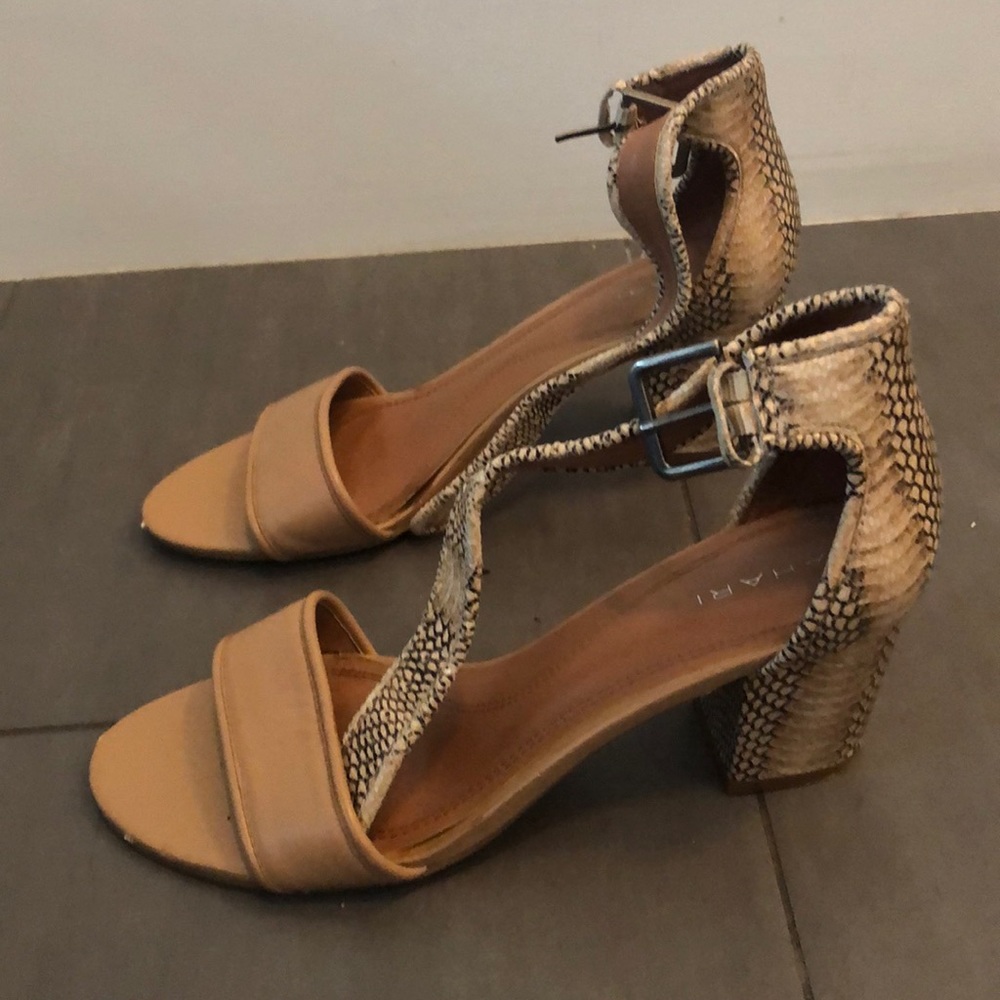 Low neutral heel, with snake skin detail